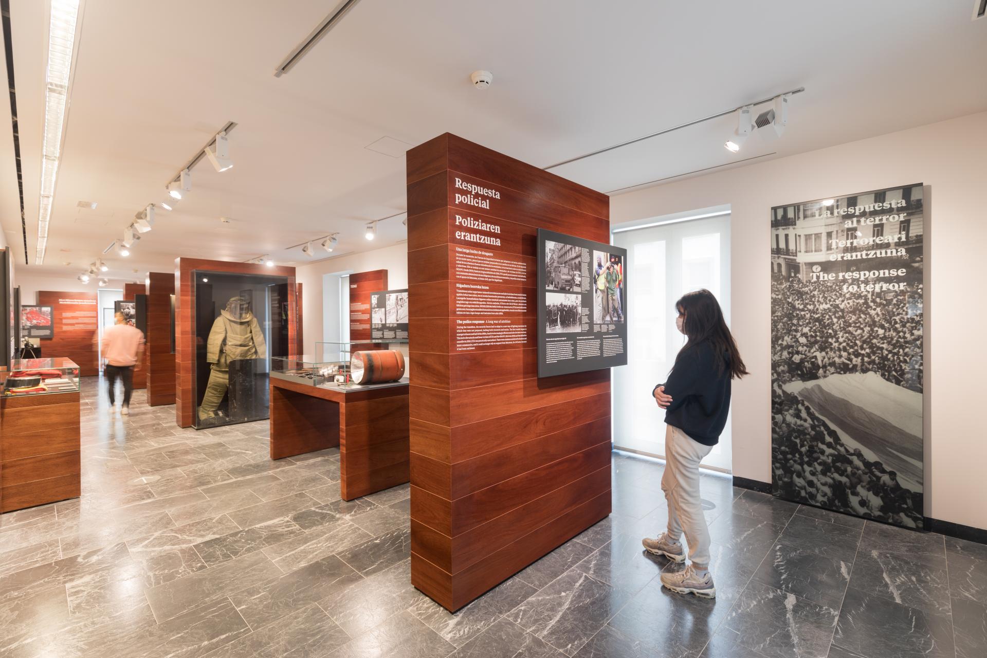 image d'une personne lisant un cartel d'exposition