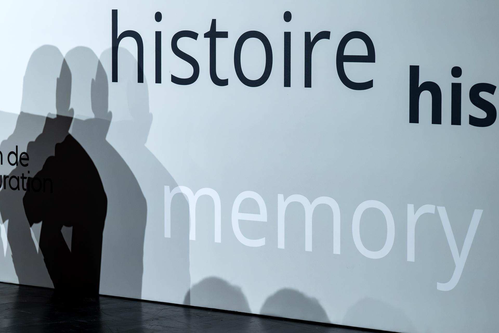 photographie d'une bâche avec le mot histoire et le mot memory